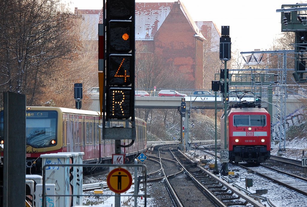 Winterimpressionen vom S-Bhf. Berlin Sch�nhauser Allee, w�hrend die S42 Ringbahn der Berliner S-Bahn (BR 481) einf�hrt n�hert sich auf dem Berliner Innenring 120 106-0, 03.02.12