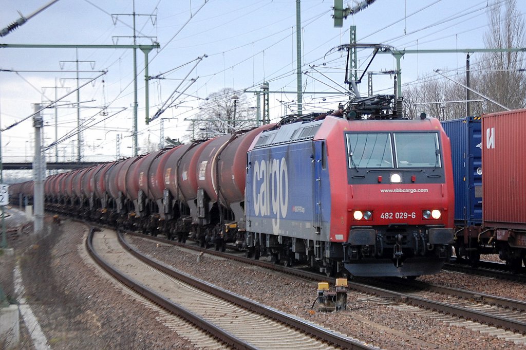 Wohl an MWB vermietet, Re 482 029-6 mit Ganzzug polnischer Kesselwagen am 29.12.11 Bhf. Flughafen Berlin-Sch�nefeld. 