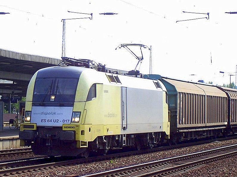 Zum Aufnahmezeitpunkt an RTS vermietet, Dispolok ES 64 U2-017 (91 80 682 517-3 D-DISPO, Siemens Bj.2002) mit einem Ganzzug Schiebewandwagen am 14.07.07 bei der Durchfahrt im Bhf. Flughafen Berlin-Sch�nefeld. 