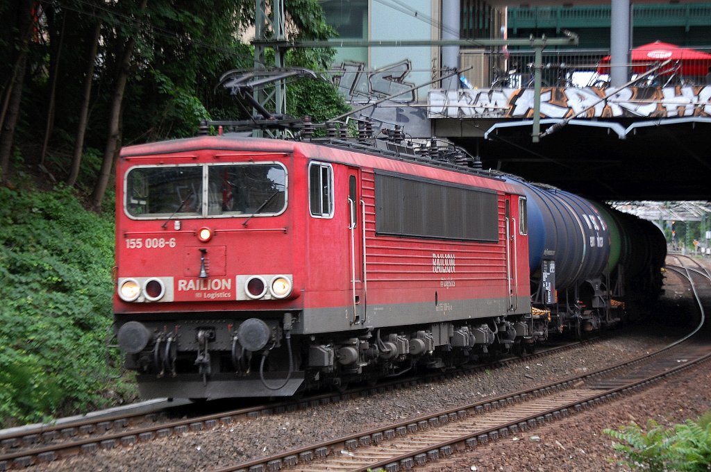Zum fr�hen Anend nochmals 155 008-6 mit Kesselwagenzug in die andere Richtung, 02.07.12 Stra�enunterf�hrung Berlin Sch�nhauser Allee. 