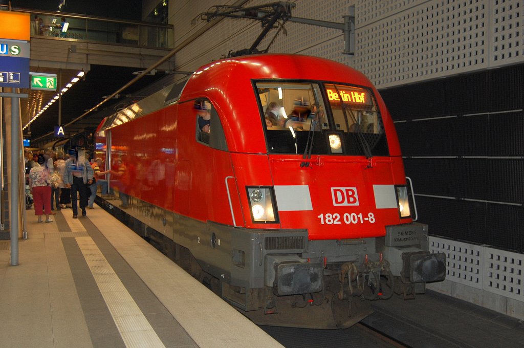 Zum f�nften Geburtstag der Berliner Hauptbahnhofs hat die DB eine Feier organisiert und ein Gleis im Tiefbereich des Bahnhofs f�r einige Fahrzeuge zum Austellen und Besichtigen gesperrt, u.a. ist die 182 001-8 zu besichtigen, 21.05.11