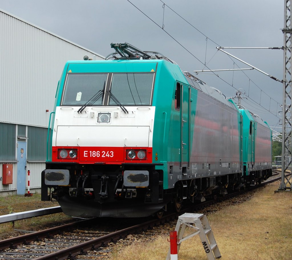 Zwei fabrikneue E 186�r f�r Alpha Trains (Locomotives) GmbH am Tag der offenen T�r auf dem Gel�nde des Bombardierwerks Henningdorf am 16.05.09
Es sind E 186 243 (91 80 6186 243-2 D-BTK, Bj.2009) und E 186 245 (91 80 6186 245-7 D-BTK, Bj.2009).