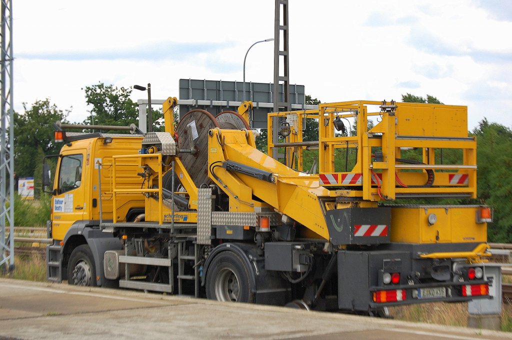 Zweiwege-LKW MB ATEGO 1828 mit sch�rling Brack GmbH Aufbauten u.a. einer Hubarbeitsb�hne der Fa. Baufour Beatty eingestellt mit der Nr. 97 59 03 527 60-7 am 19.07.08 Bhf. Flughafen Berlin-Sch�nefeld.