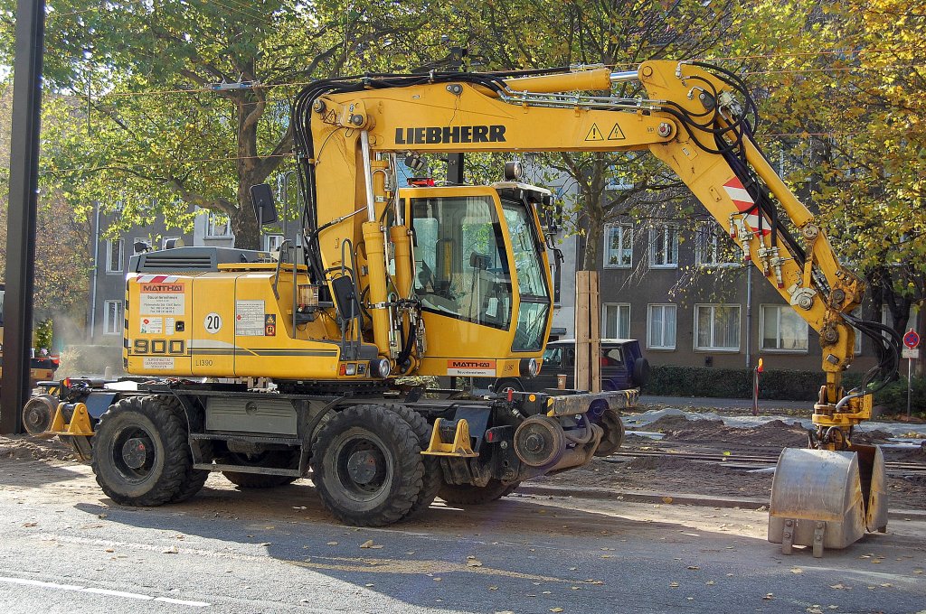 Zweiwegebagger LIEBHERR 900 der Baufirma MATTH�I, 30.10.10 Berlin Vinetastr. (Pankow)
