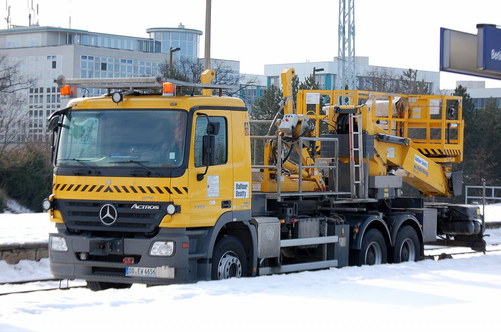 Zweiwegefahrzeug, ein MB ACTROS 3346 f�r Wechselaufbauten (in diesem Fall eine registrierte Arbeitsb�hne von der Fa. sch�rling Brack) der Fa. Balfour Beatty beim R�ckbau im Bhf. Flughafen Berlin-Sch�nefeld, 20.02.10 