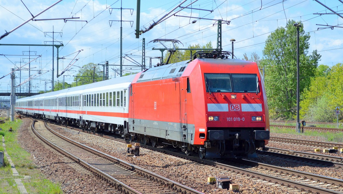 101 018-0 mit IC-Wagengarnitur Durchfahrt Bhf. Flughafen Berlin-Sch�nefeld.