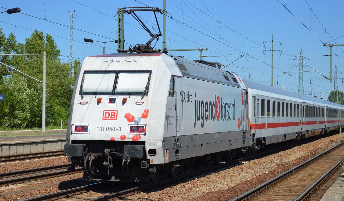 101 050-3  50 Jahre Jugend forscht  schiebt eine IC-Wagengarnitur am 05.06.15 Durchfahrt Bhf. Flughafen Berlin-Schönefeld.