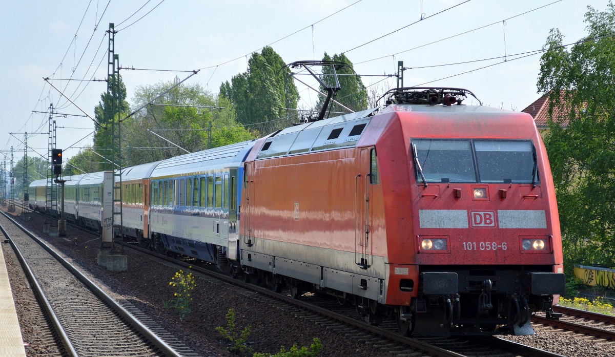 101 058-6 mit tschechischer EC-Wagengarnitur auf dem Berliner Innenring Höhe Berlin-Jungfernheide Richtung Berlin-Grunewald am 22.04.14