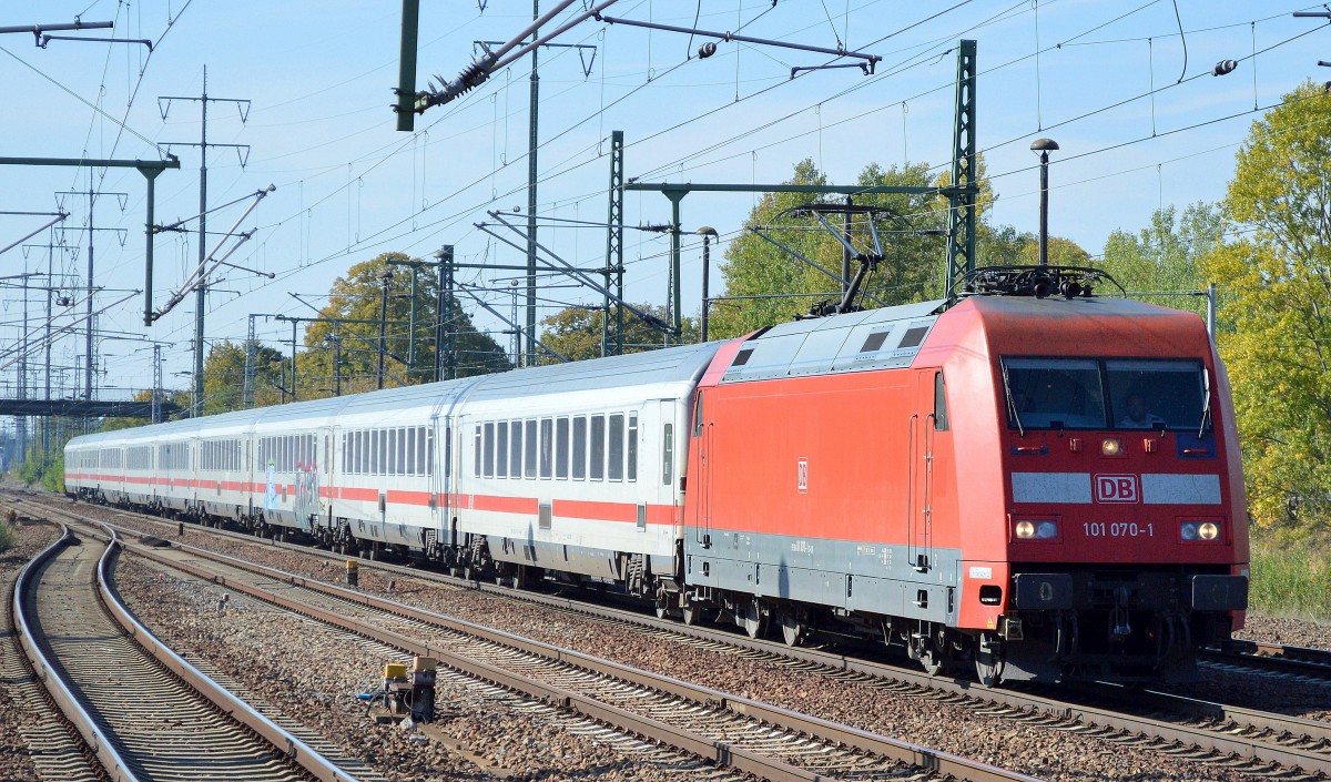 101 070-1 mit IC-Wagengarnitur (leer) am 03.10.15 Bhf. Flughafen Berlin-Schönefeld.