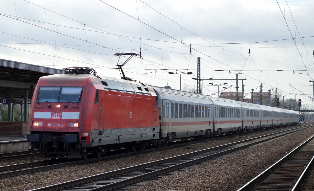101 084-2 mit IC-Wagengarnitur (leer) am 01.12.15 Durchfahrt Bhf. Flughafen Berlin-Schönefeld.