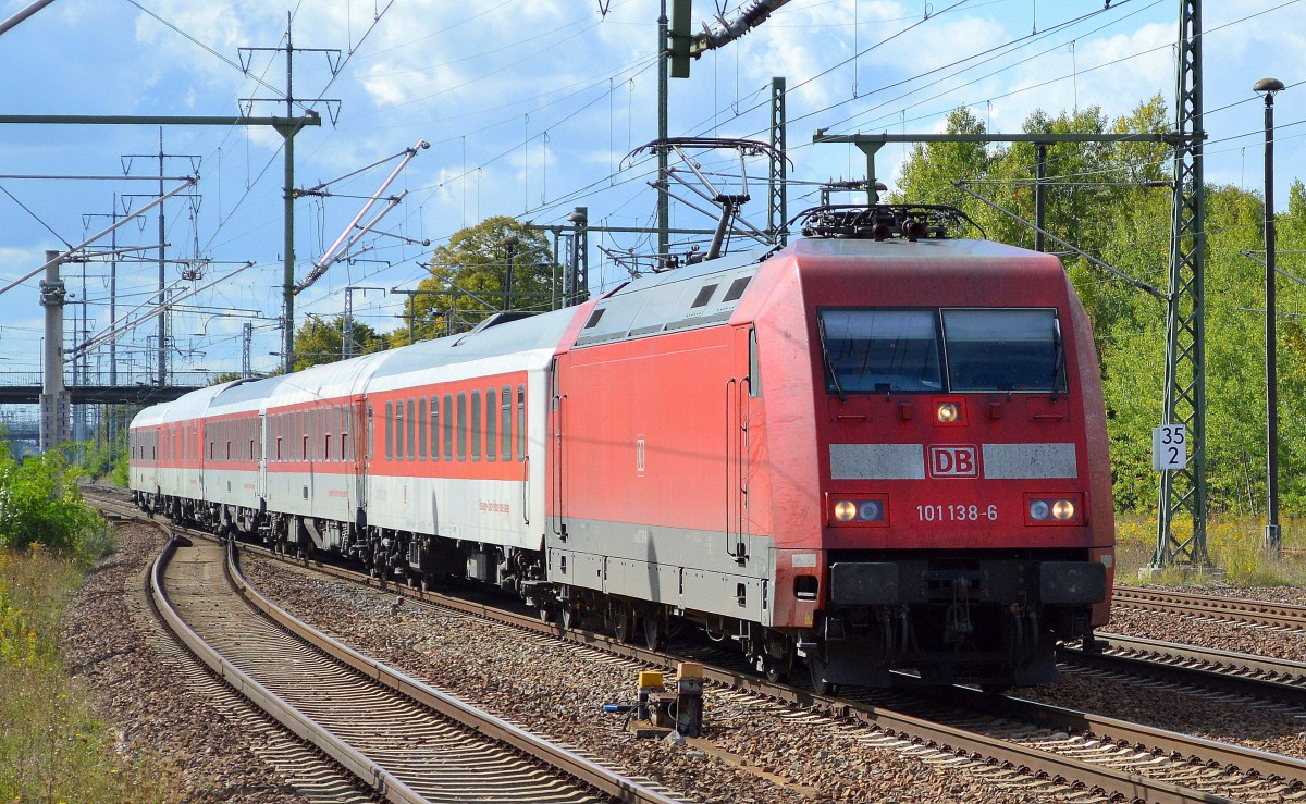 101 138-6 mit DB-Nachtzuggarnitur (leer) bei der Durchfahrt Bhf. Flughafen Berlin-Schönefeld am 26.09.15 Bhf. Flughafen Berlin-Schönefeld.