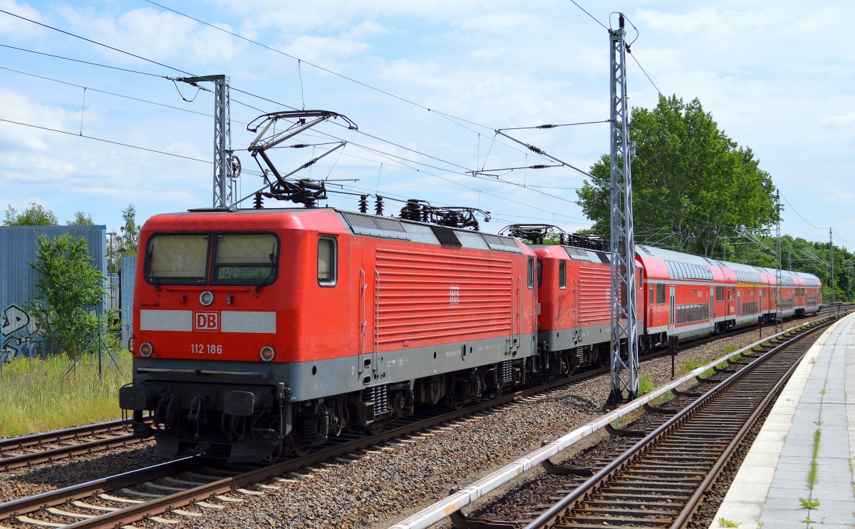 112 186 schiebt die 112 105-2 und den RE 5 Richtung Berlin-Gesundbrunnen am 16.06.14 Mühlenbeck/Mönchmühle b.Berlin. 