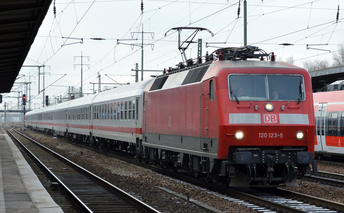 120 123-5 mit einem Leerzug IC-Personenwagen, 02.02.15 Bhf. Flughafen Berlin-Schönefeld Durchfahrt.