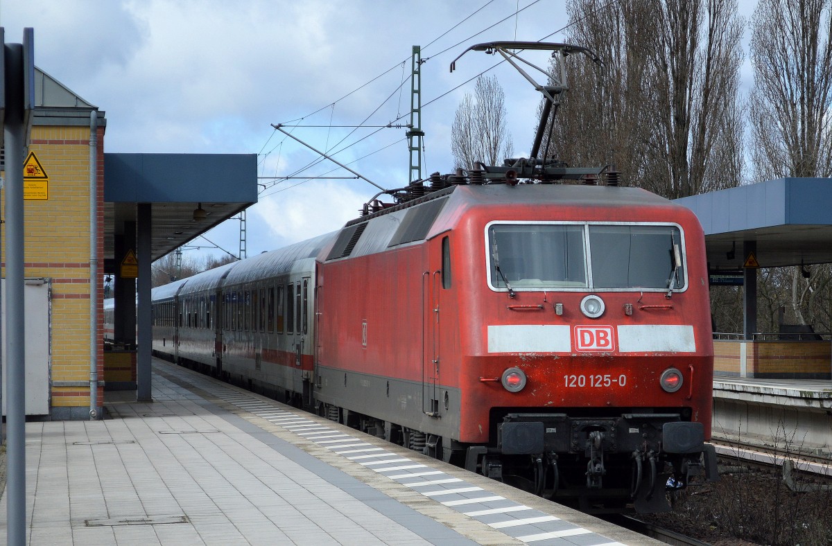 120 125-0 am ende eines IC nach Hamburg im Tandemverfahren , vorne dran 125 135-9 amm 02.04.15 Bhf. Berlin-Jungfernheide. 