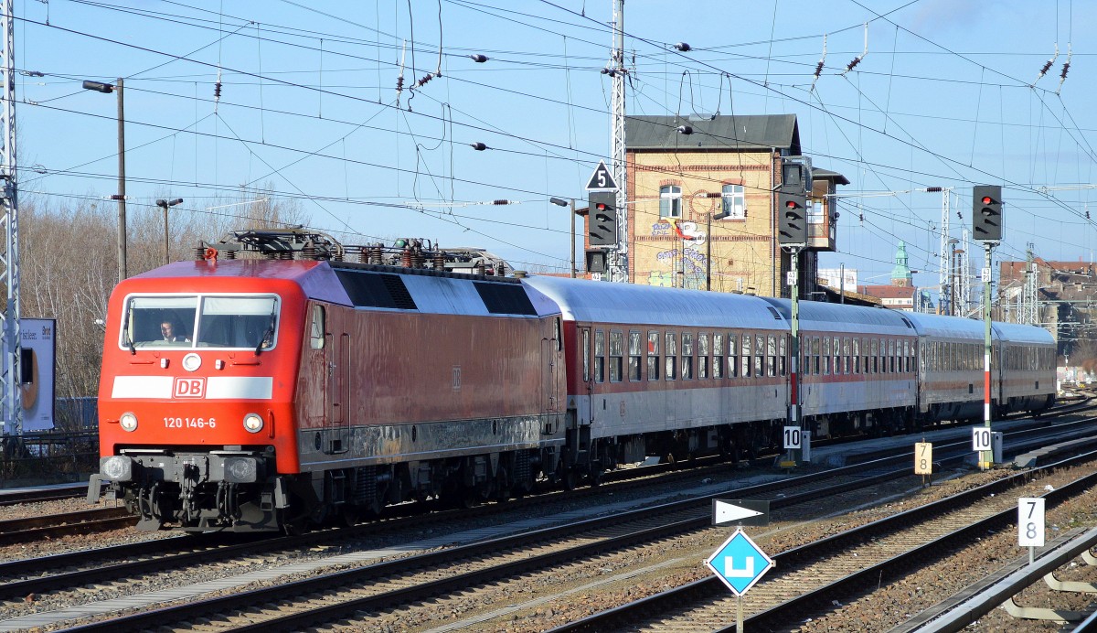 120 146-6 mit einigen DB Nacht- und IC Fernverkehwagen Richtung Berlin Lichtenberg am 29.01.15 Berlin Greifswalder Str.