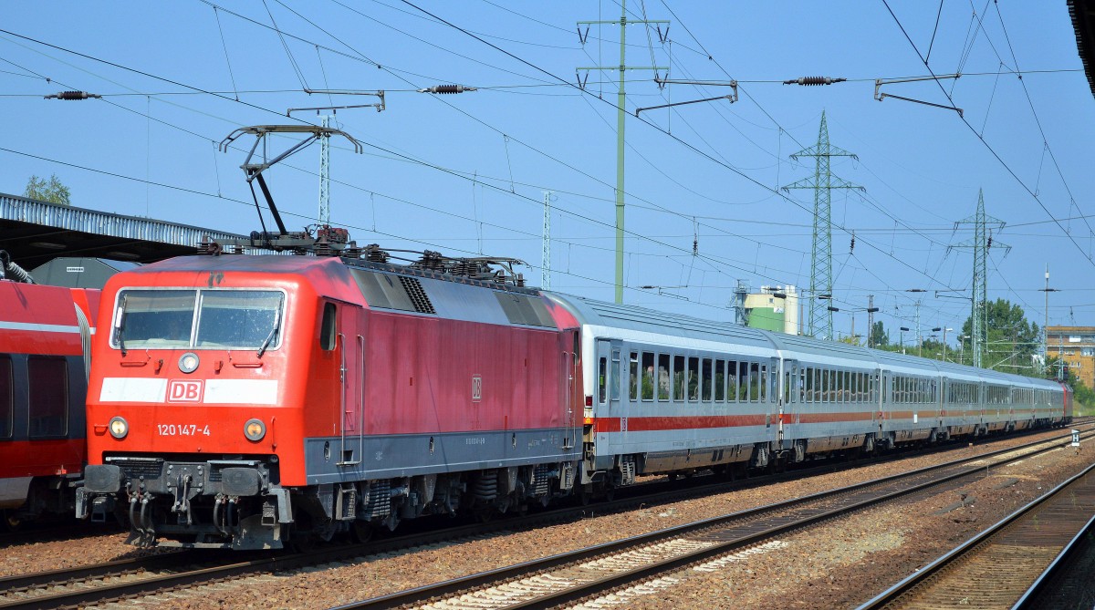 120 147-4 mit IC Wagengarnitur und 120 134-2 hinten dran am 08.08.15 Bhf. Flughafen Berlin-Schönefeld.