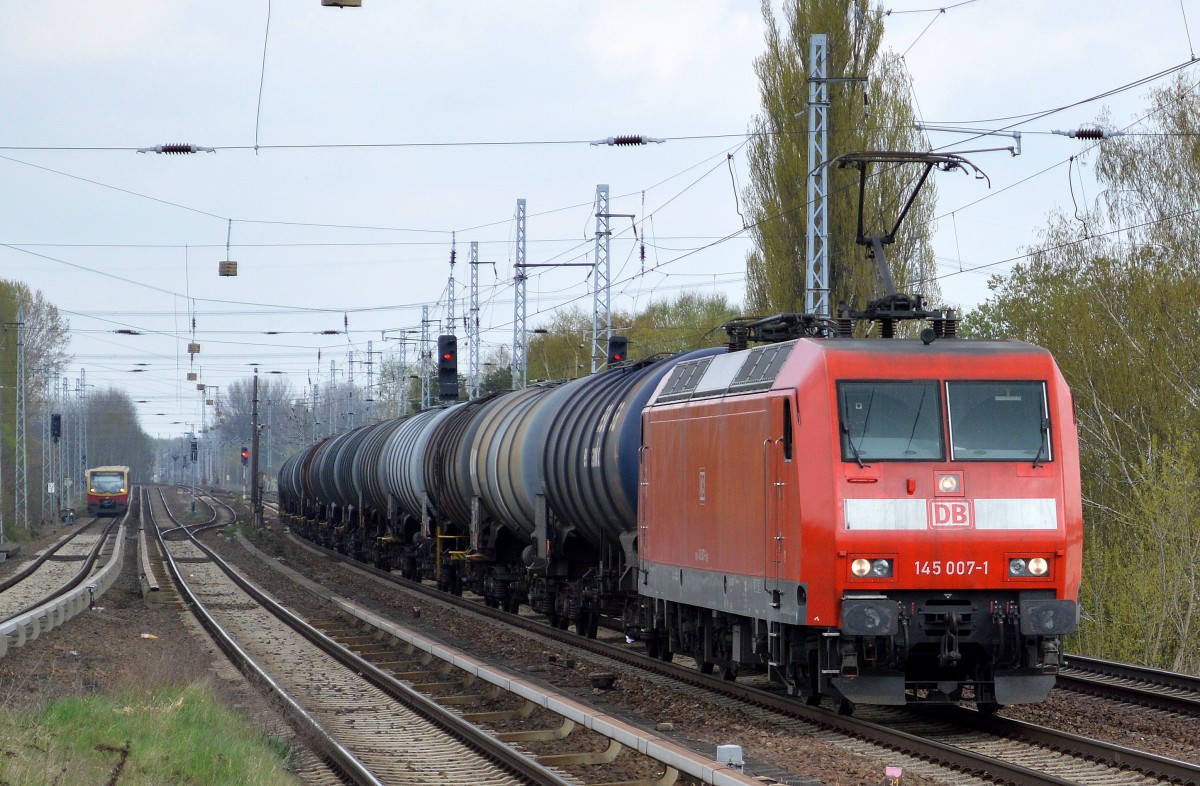 145 007-1 mit Kesselwagenzug am 07.04.14 Berlin-Karow.