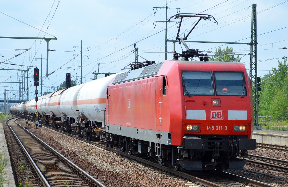 145 011-3 mit Ganzzug Gasdruckkesselwagen am 18.07.15 Bhf. Flughafen Berlin-Schönefeld.