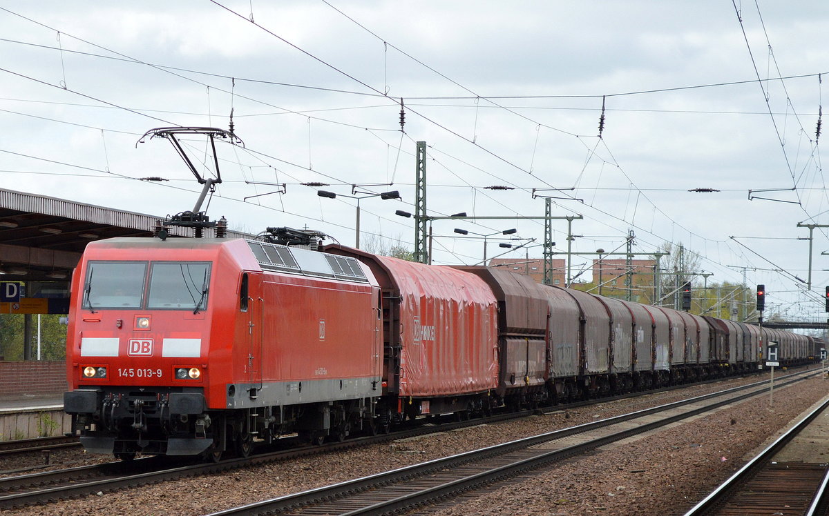 145 013-9 mit einem gemischten Güterzug am 20.04.16 Bf. Flughafen Berlin-Schönefeld.