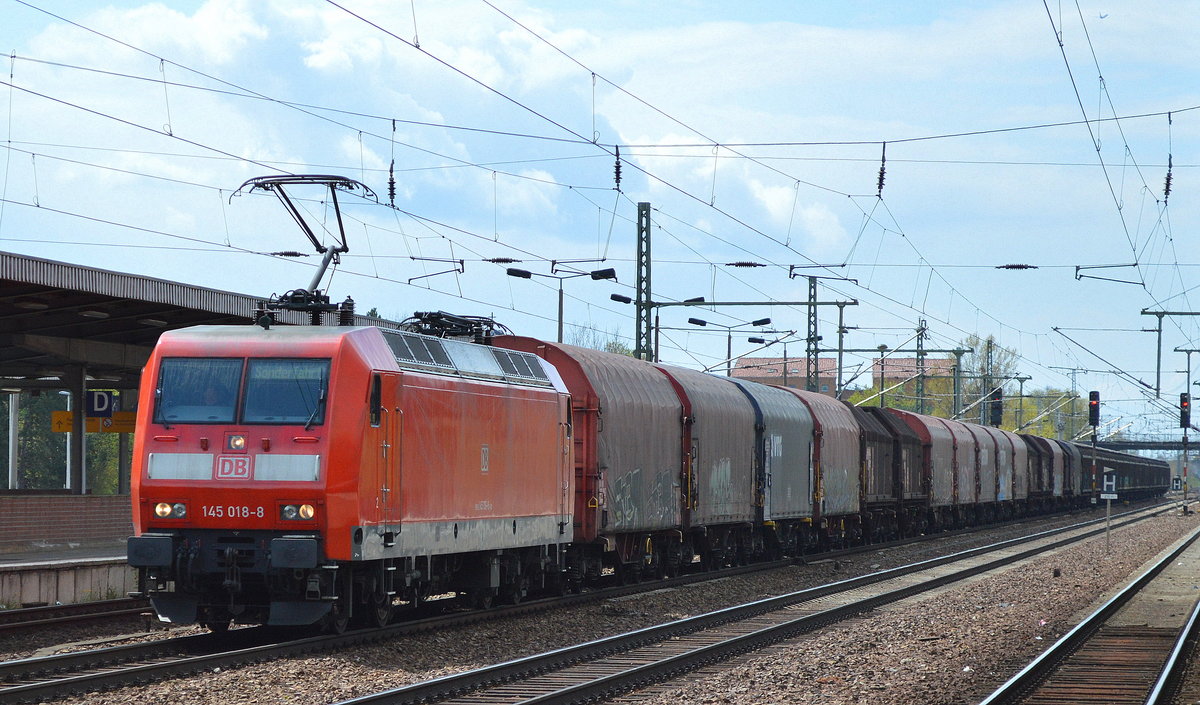 145 018-8 mit gemischtem Güterzug am 28.04.16 Bf. Flughafen Berlin-Schönefeld.