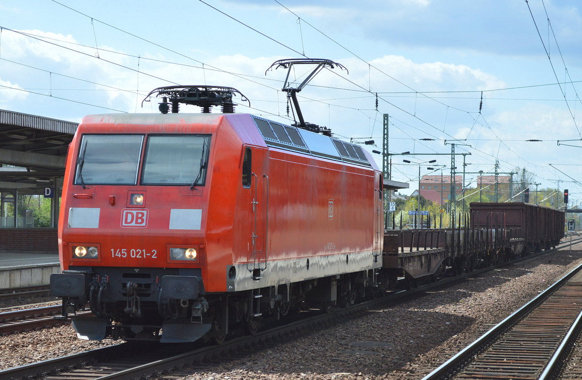 145 021-2 mit einigen wenigen Güterwagen am 18.04.16 Bf. Flughafen Berlin-Schönefeld.