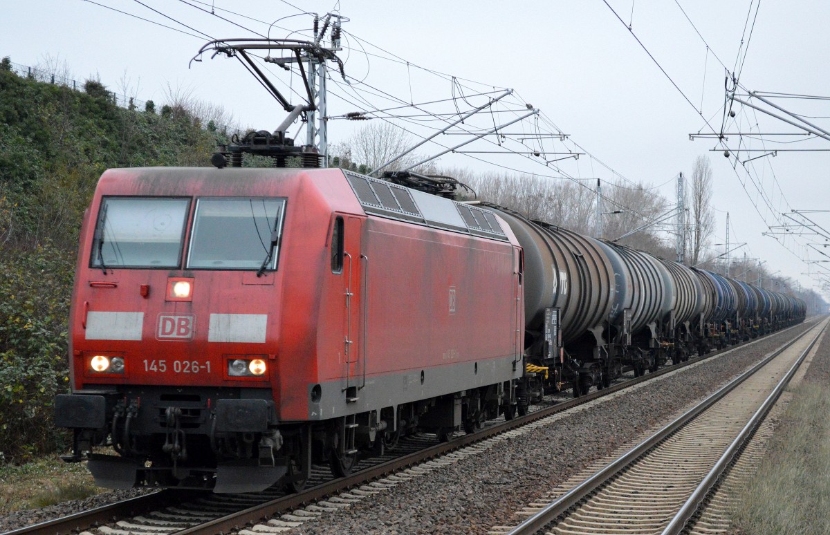 145 026-1 mit Kesselwagenzug am 07.12.15 Berlin-Hirschgarten.