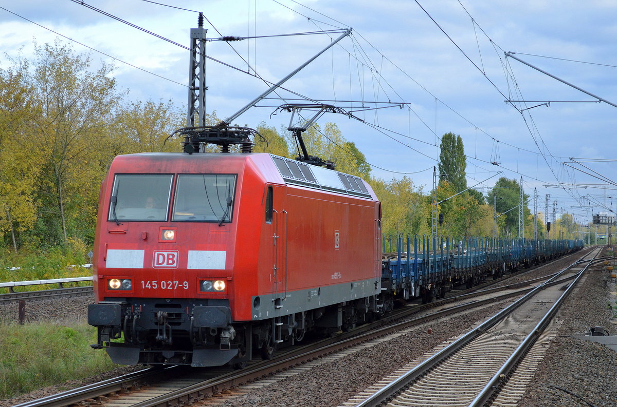 145 027-9 mit einem Ganzzug polnischer Drehgestell-Flachwagen mit Stahlstangen beladen am 10.10.16 Berlin-Hohenschönhausen.