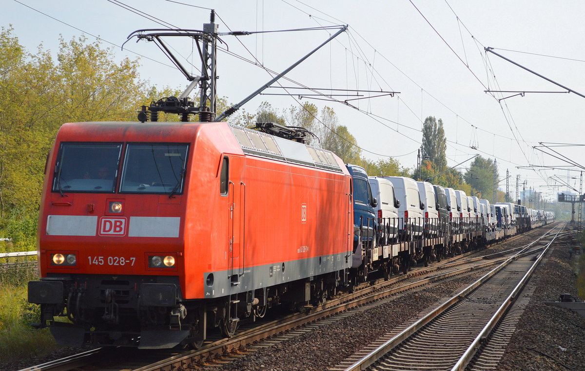 145 028-7 mit einem Nutzfahrzeug-Transportzug fabrikneuer VW Crafter aus polnischer Produktion am 28.09.17 Berlin-Hohenschönhausen.