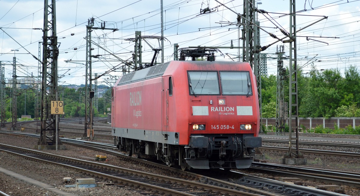 145 058-4 am 30.05.14 bei der Durchfahrt im Bhf. Fulda.