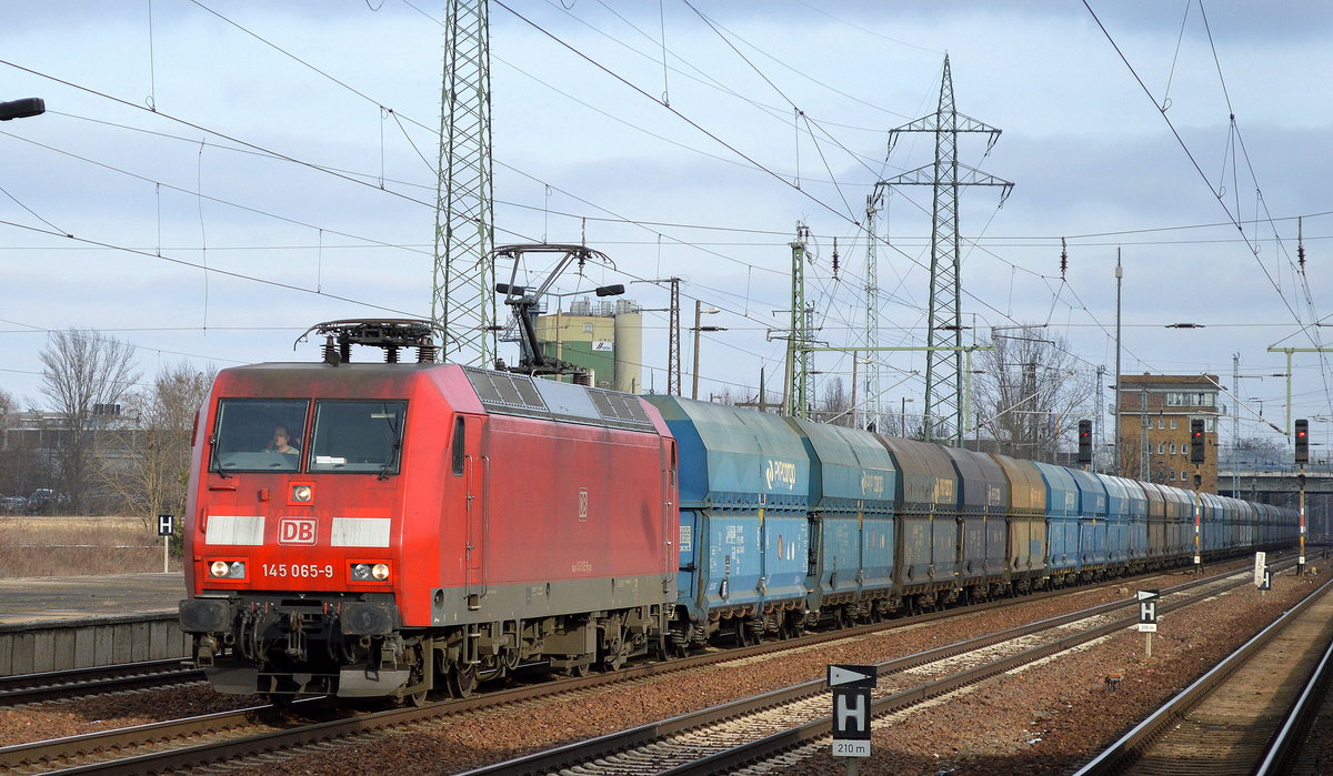 145 065-9 mit einem Ganzzug polnischer Schüttgutwagen am 26.01.17 Durchfahrt Bf. Flughafen Berlin-Schönefeld.
