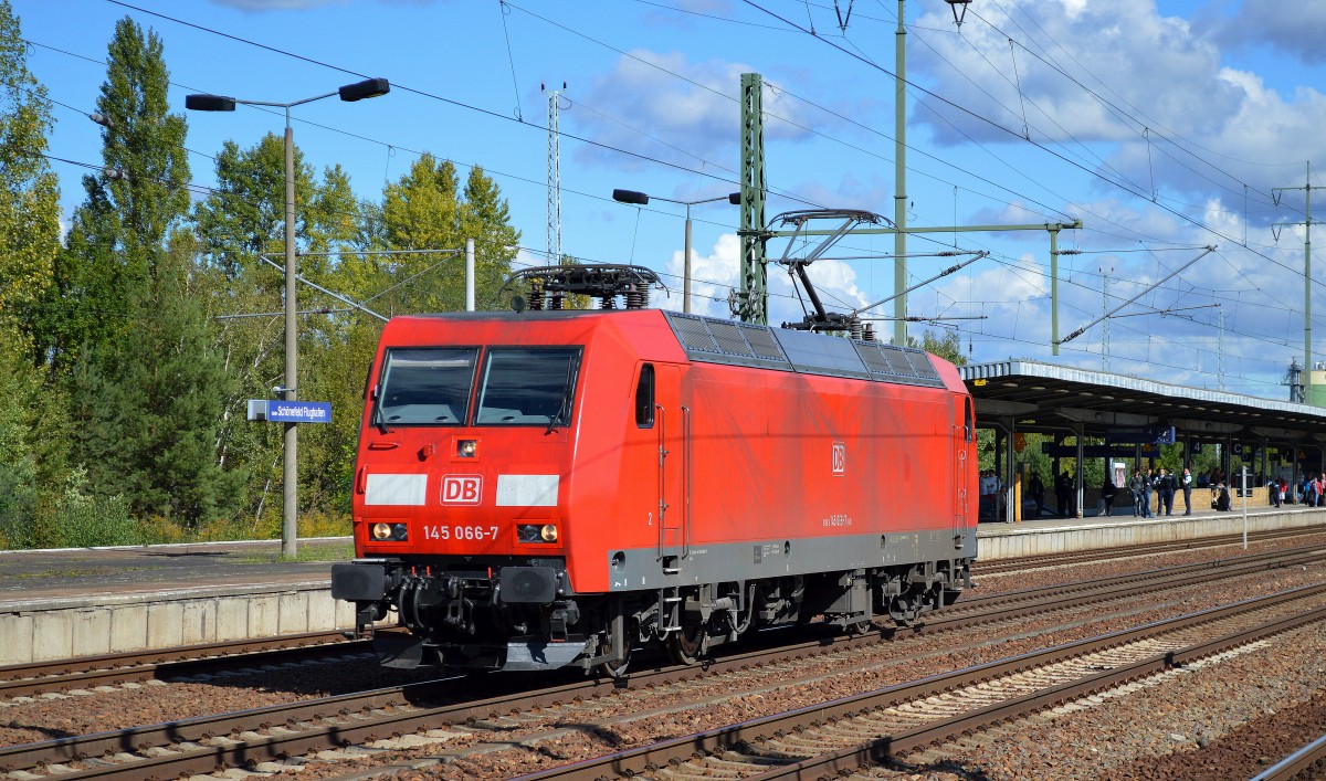145 066-7 am 28.09.15 Bhf. Flughafen Berlin-Schönefeld. 