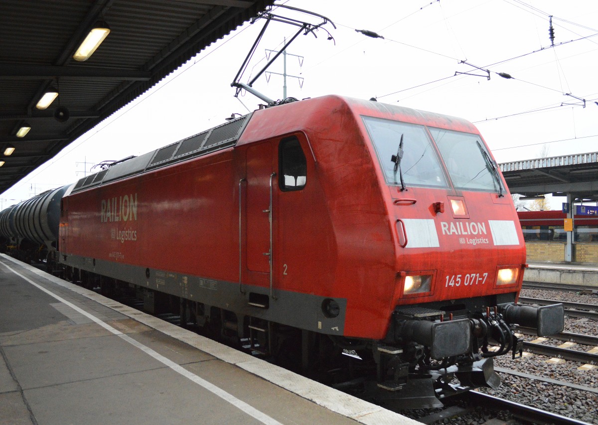 145 071-7 mit Kesselwagenzug zum Kurzhalt im Bhf. Flughafen Berlin-Schönefeld am 19.11.14
