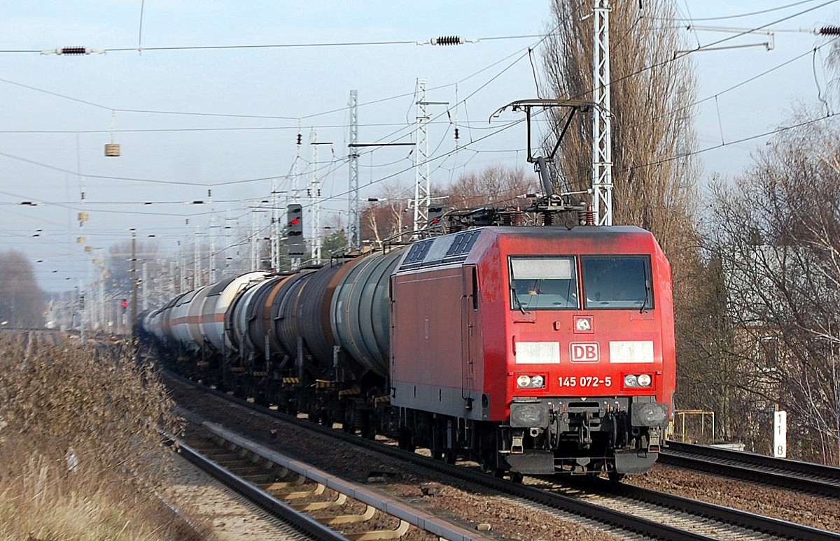 145 072-5 mit Kesselwagenzug am 03.12.13 Berlin-Karow.