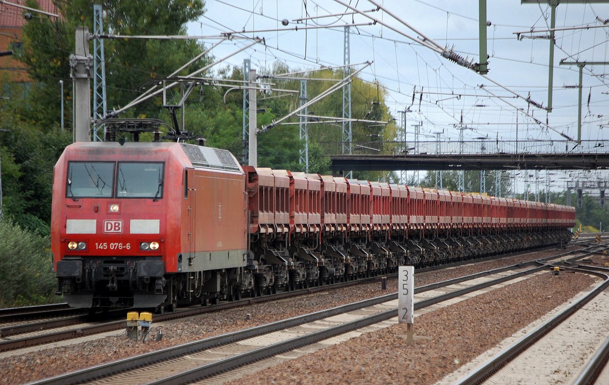 145 076-6 mit Ganzzug Sch�ttgutkippwagen f�hrt zum kurzen Personalwechsel im Bhf. Flughafen Berlin-Sch�nefeld ein, 04.09.13 