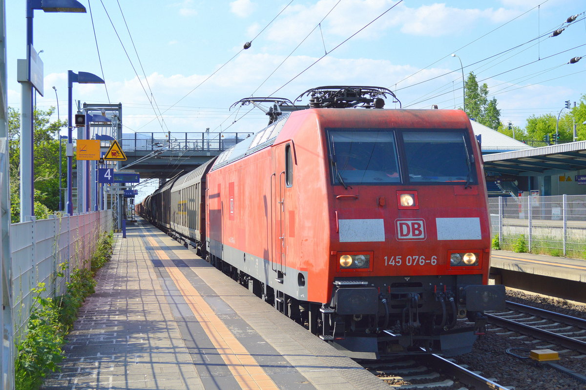 145 076-6 mit gemischtem Güterzug am 22.05.17 Bf. Berlin-Hohenschönhausen.
