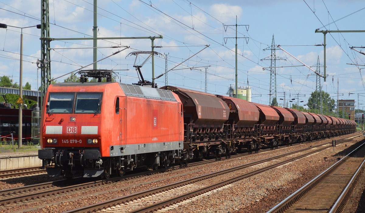 145 079-0 mit einem Ganzzug gedeckter Schüttgutwagen am 23.07.15 Bhf. Flughafen Berlin-Schönefeld.