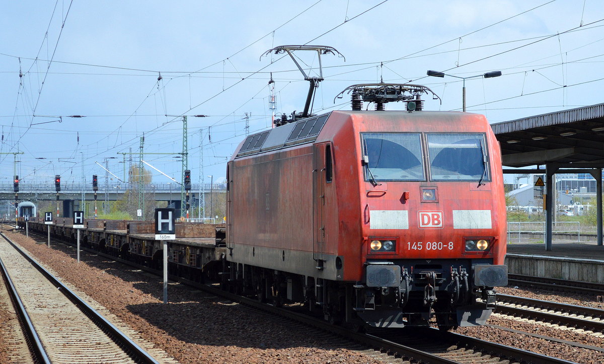 145 080-8 mit gemischtem Güterzug am 28.04.16 Bf. Flughafen Berlin-Schönefeld.