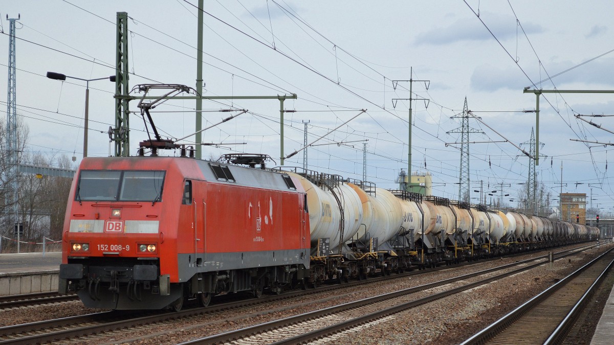 152 008-9 hat seitlich einige rote Segmente ihrer roten DB-Folie verloren (wirklich nicht schade drum) als sie mit einem Ganzzug Knickkesselwagen (zum Transport von Kreideschlamm) den Bahnhof Flughafen Berlin-Schönefeld durchfährt, 21.08.15