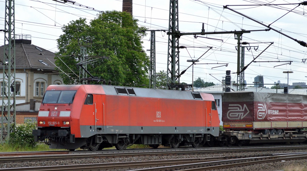 152 025-3 mit Taschenwagenzug am 24.05.14 Durchfahrt Bhf. Fulda.