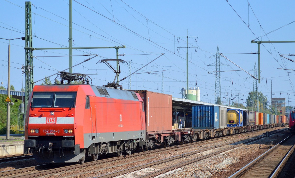 152 054-3 mit Containerzug bei der Durchfahrt Bhf. Flughafen Berlin-Schönefeld, 18.09.14