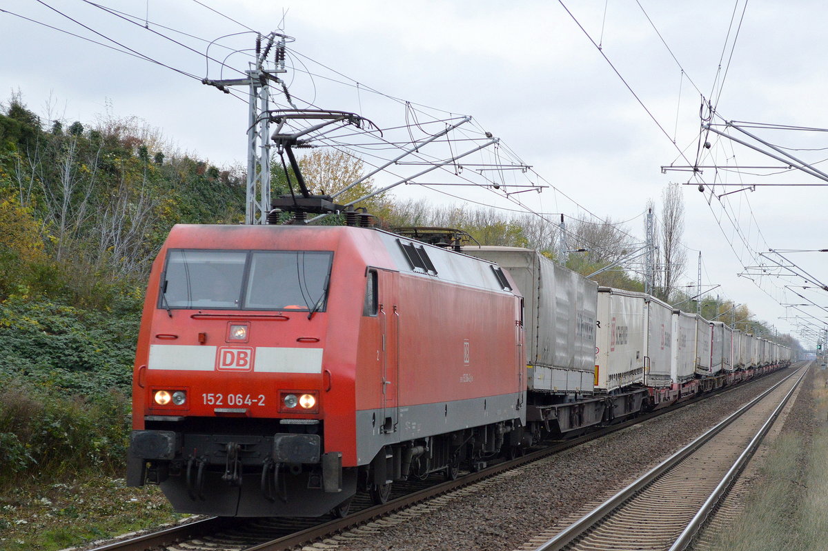 152 064-2 mit KLV-ZUg (DB SCHENKER Trailer) am 12.11.17 Berlin-Hohenschönhausen.