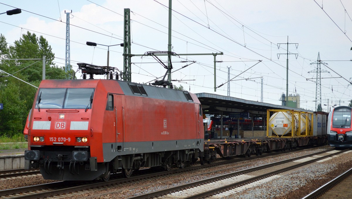 152 070-9 mit einem kurzen gemischten Güterzug bei der Durchfahrt Bhf. Flughafen Berlin-Schönefeld.