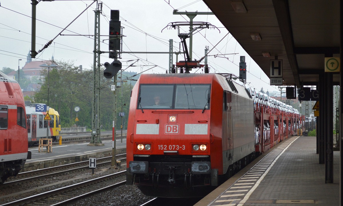152 073-3 mit PKW-Transportzug am 29.04.14 Durchfahrt Bhf. Fulda.