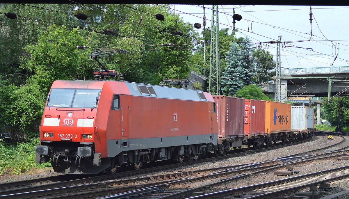 152 073-3 verlässt mit Containerzug den Hamburger Hafen am 20.06.17 Bf. Hamburg-Harburg.