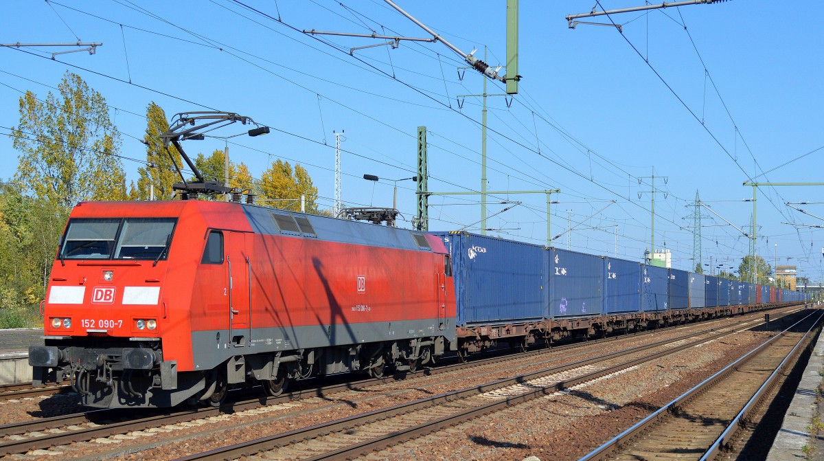 152 090-7 mit Containerzug am 11.10.15 Bhf. Flughafen Berlin-Schönefeld.