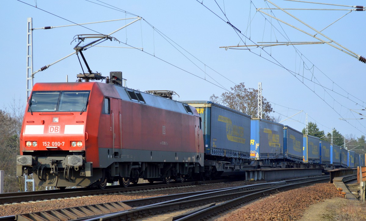 152 090-7 mit KLV-Zug (LKW-WALTER)am 09.03.16 Berlin-Wuhlheide.