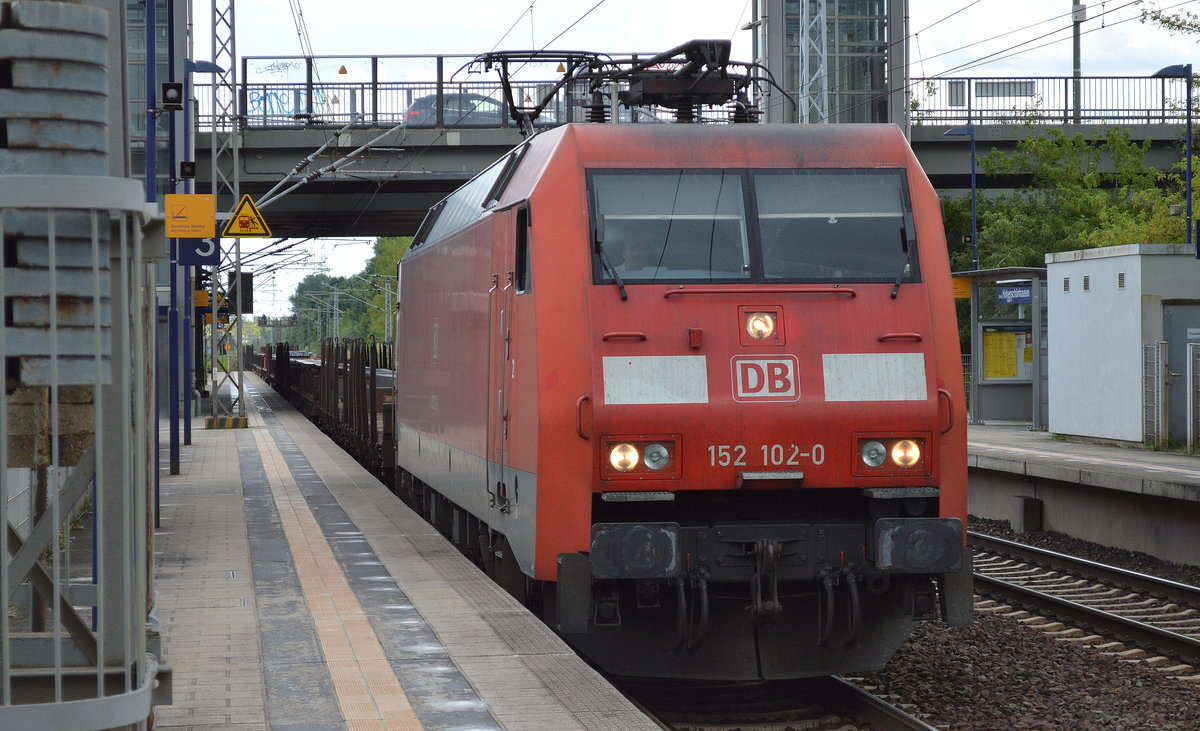 152 102-0mit einem Stahlbrammen-Transportzug am 23.07.17 Furchfahrt Bf. Berlin-Hohenschönhausen.