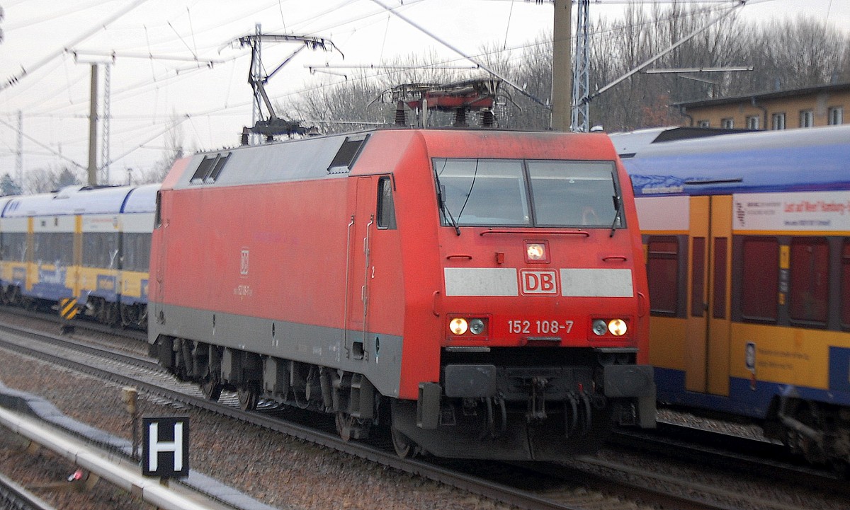 152 108-7 fährt am InterConnex vorbei Richtung Berliner Innenstadt am 17.01.14 Berlin-Blankenburg.