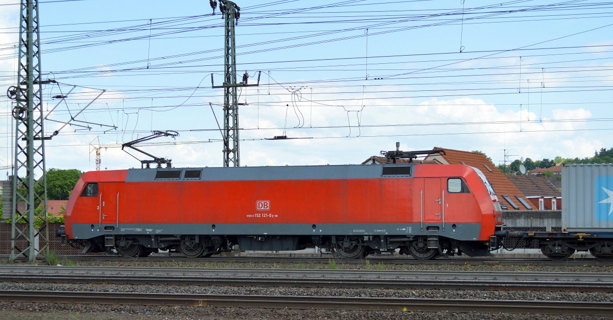 152 121-0 mit Containerzug am 31.05.14 Durchfahrt Bhf. Fulda.