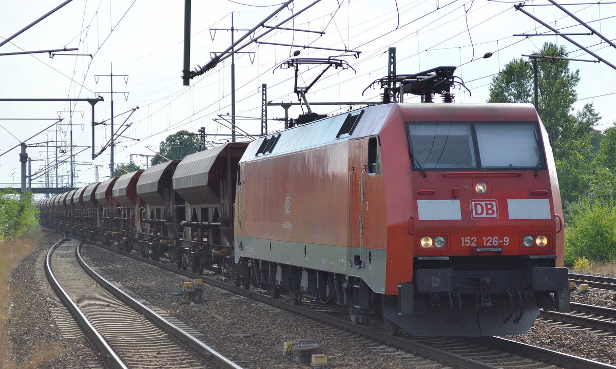 152 126-9 mit Ganzzug Sch�ttgutwagen am 28.07.16 Bf. Flughafen Berlin-Sch�nefeld. 